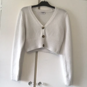 Croppad kofta - Vit croppad kofta från Vero Moda. Köpt 2021