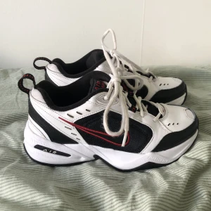 Nike air monarch skor - Ett par Nike air monarch skor i storlek 38.5. Använda tre gånger, varav två tillfällen var inne. Köpta för ungefär två år sedan. Bra skick och mycket bekväma. Nypris: 879kr. Köparen står för frakten.