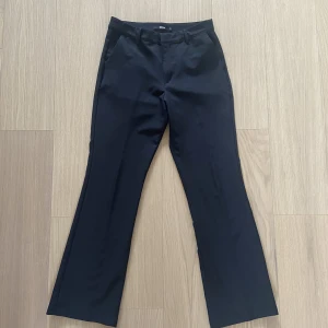 Kostymbyxa - En fin kostymbyxa från Bik Bok. Sparsamt använd då den varit lite för stor för mig. Lagom hög k midjan.