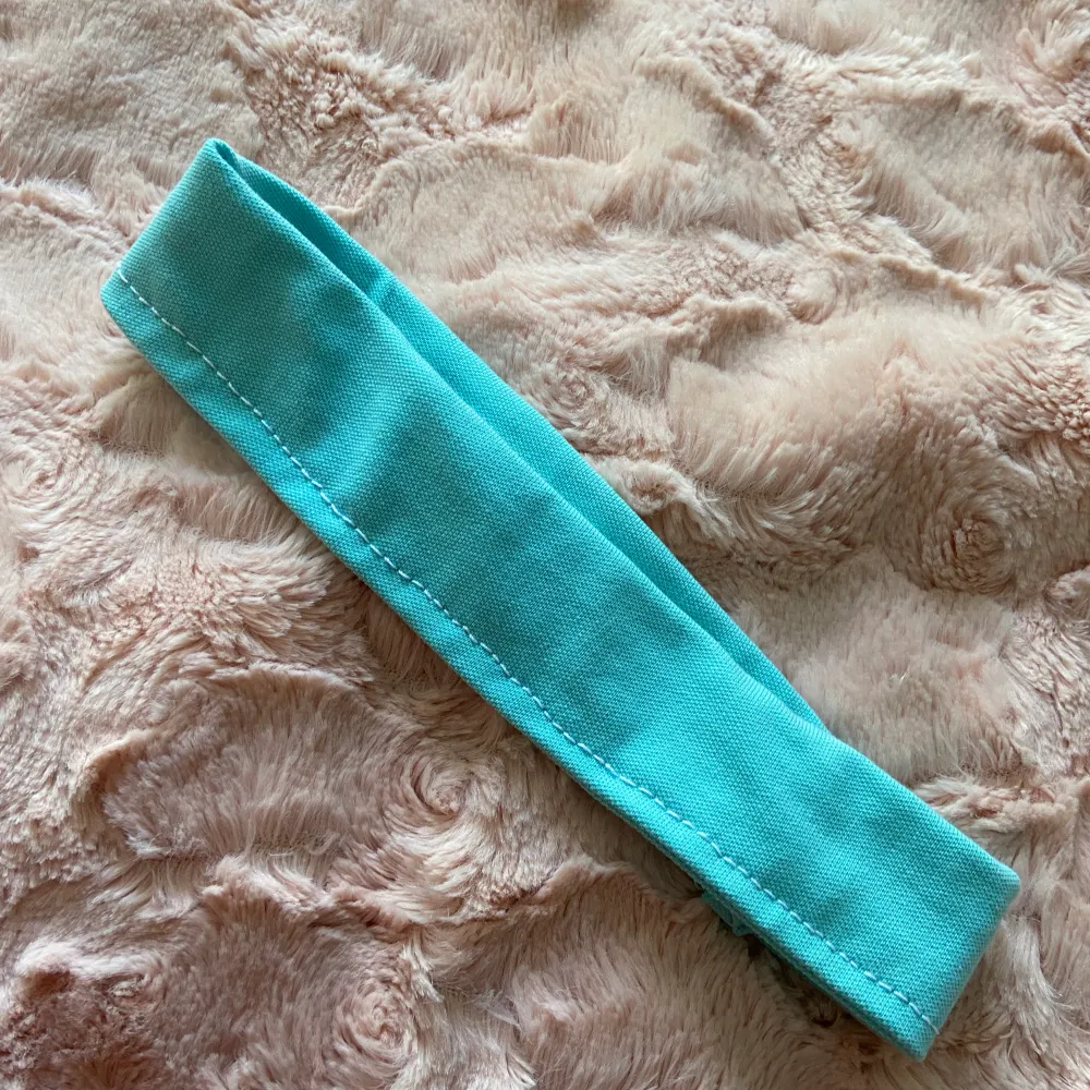 Ett fint turkosblått hårband 🩵✨ Så trendigt just nu! Sista bilden är bara inspo på hur man kan bära det, då mitt är blått och lite mindre 🥰💖Superfint skick! . Accessoarer.