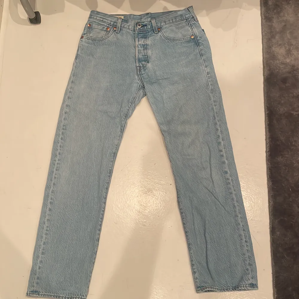 Ljusblåa Levis 501 jeans som är försmå för mig. Bra skick och ej slitna. Hör av er om ni har frågor. Pris: 350 kr. Jeans & Byxor.