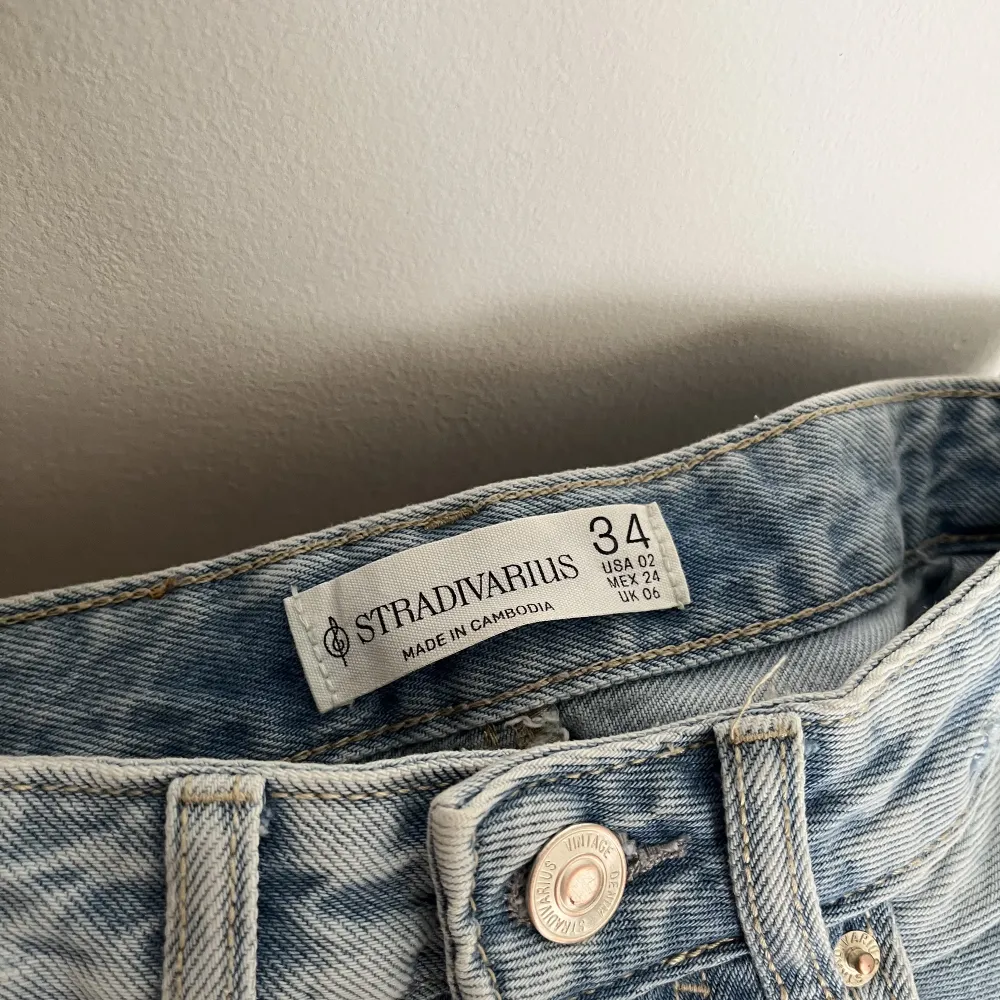 Blåa jeansshorts från Stradivarius, dessa är använda en del förra sommaren men har nu blivit för stora. Storleken är 34.🤎. Shorts.