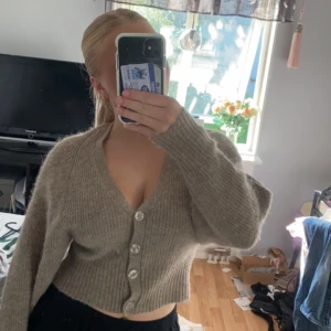 Stickad tröja  - Stickad tröja/kofta ifrån Gina Tricot! aldrig använd 