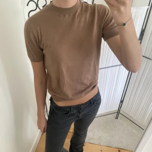 Zara T-shirt - Brun stickad T-shirt från Zara! Knappt använd så bra skick utan defekter🌸 Frakt tillkommer!