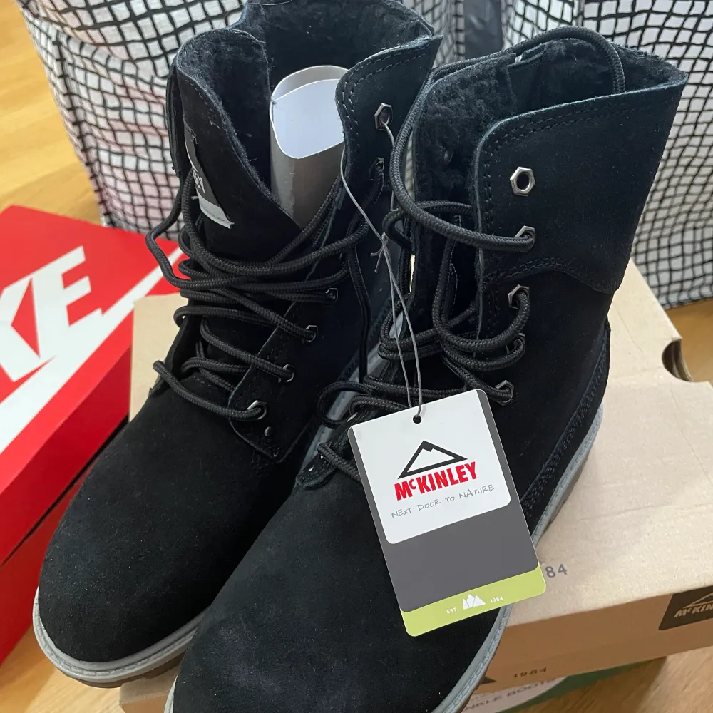 Brand New never been used Size 36 with box Can do meet up Södertälje or Stockholm City. Skor.