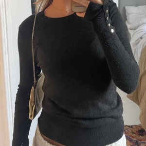 Topp från Zara - Säljer min super fina topp från zara som jag inte längre använder🩶🖤