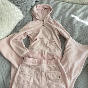 Mjukis set  - Juicy liknande set (inte äkta). Low waist boot cut byxor.  Defekter: Använt skick, fläckar, avklippta lappar. 