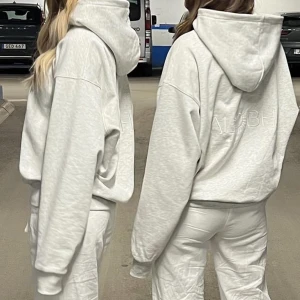 Hoodie  - Säljer en hoodie från Alobha label som inte kommer till andvänding, har andvänt den en gång så den är som ny  Kontakta mig vid intresse och egen bild. Lånad bild!