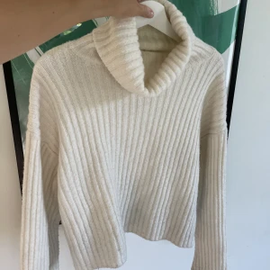 Stickad tröja - Inte nopprig och i fint skick.