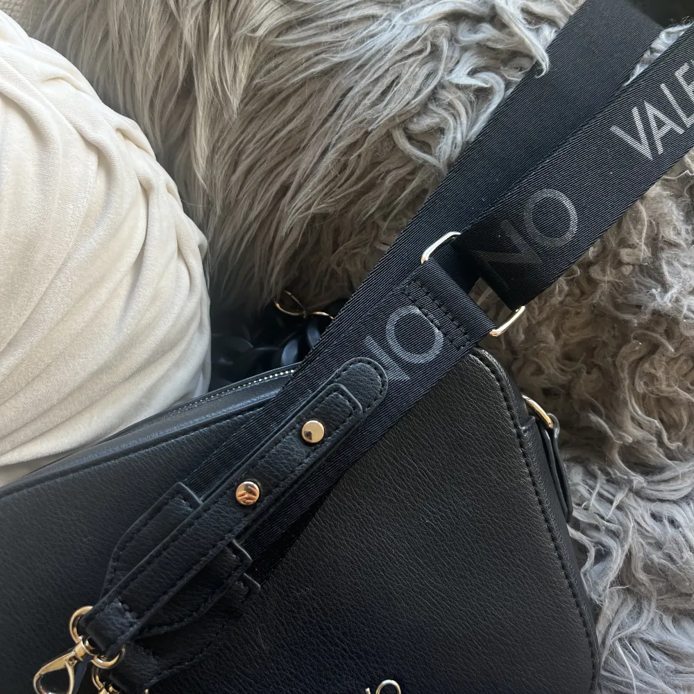 Superfin väska från Valentino!🖤 Rymlig och passar perfekt till vardag eller uppklädnad. Två band medföljer.👜. Väskor.