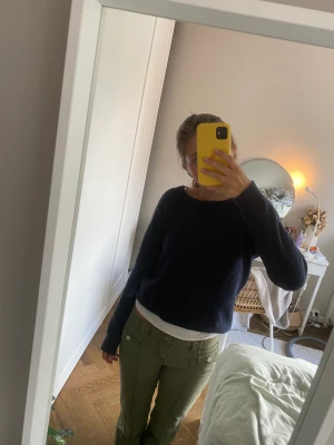 Blå stickad tröja - Superfin blå stickad tröja som inte längre kommer till användning! Bra skick nästan aldrig använd och den passar till allt! Superskön också🥰💕🤩