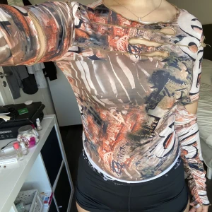 beond retro tröja  - En tröja från beond retro som jag köpte för ungefär ett halvår sen. Använd ett fåtal gånger. Köptes för 450. Hålen är ditsydda 