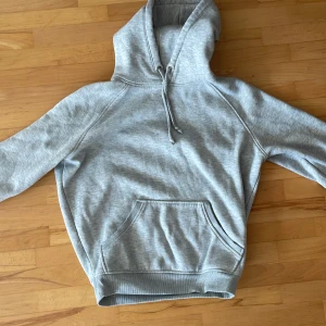 Grå hoodie - Från bikbok! Stl xs men passar även s. Har en fläck på framsidan(andra bilden) märks dock inte så tydligt