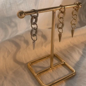 Sthlmstilsmycken  - Så sjukt snygga örhängen de guldiga är nickel fria Köp för 99kr/st Eller 185kr/par Modell 096