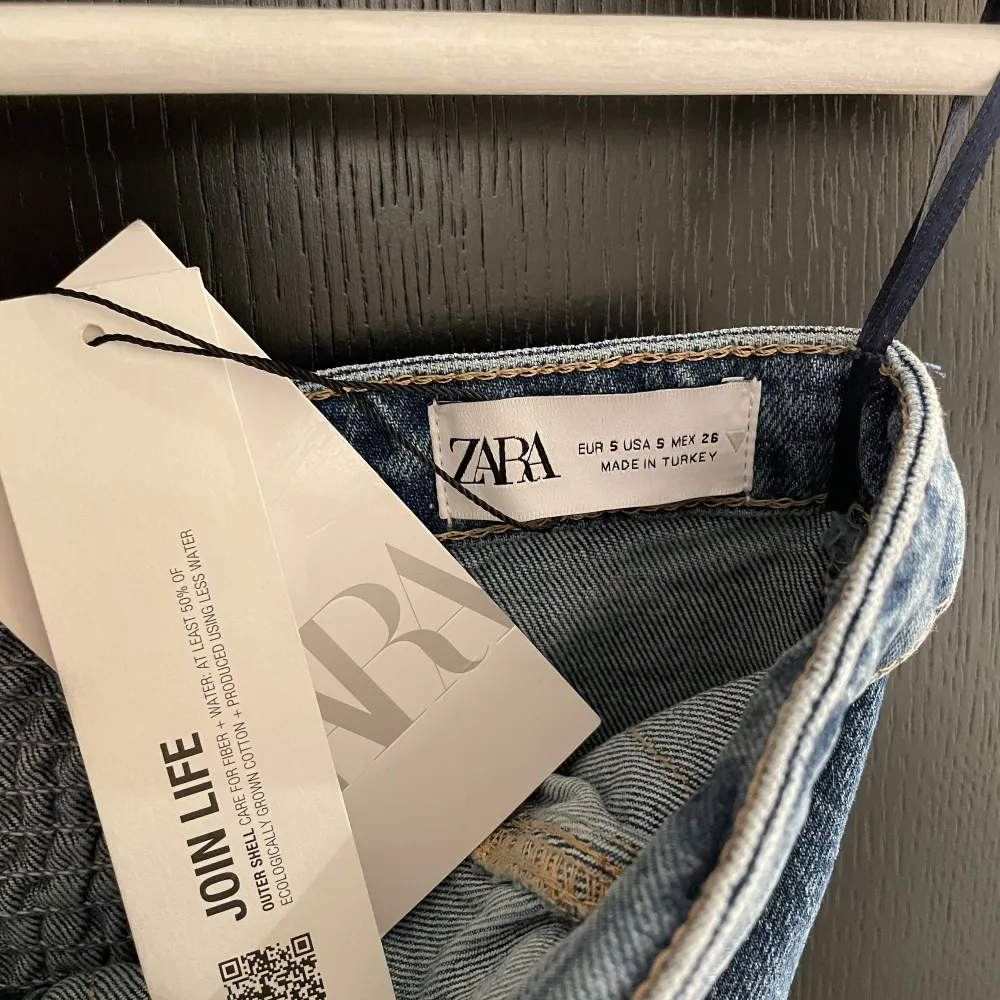 Jätte snygg oanvänd jeans topp från Zara med lappen kvar. Storlek S🤍 köparen står för frakten!😀. Toppar.