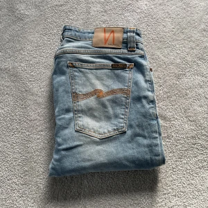 Nudie Jeans 32/34 - Säljer nu dessa feta Nudie Jeans i storlek 32/34 | Skick: 8/10 | Nypris: 1800 kr | Mitt pris: 499 kr | Hör av er vid minsta fråga eller fundering :)