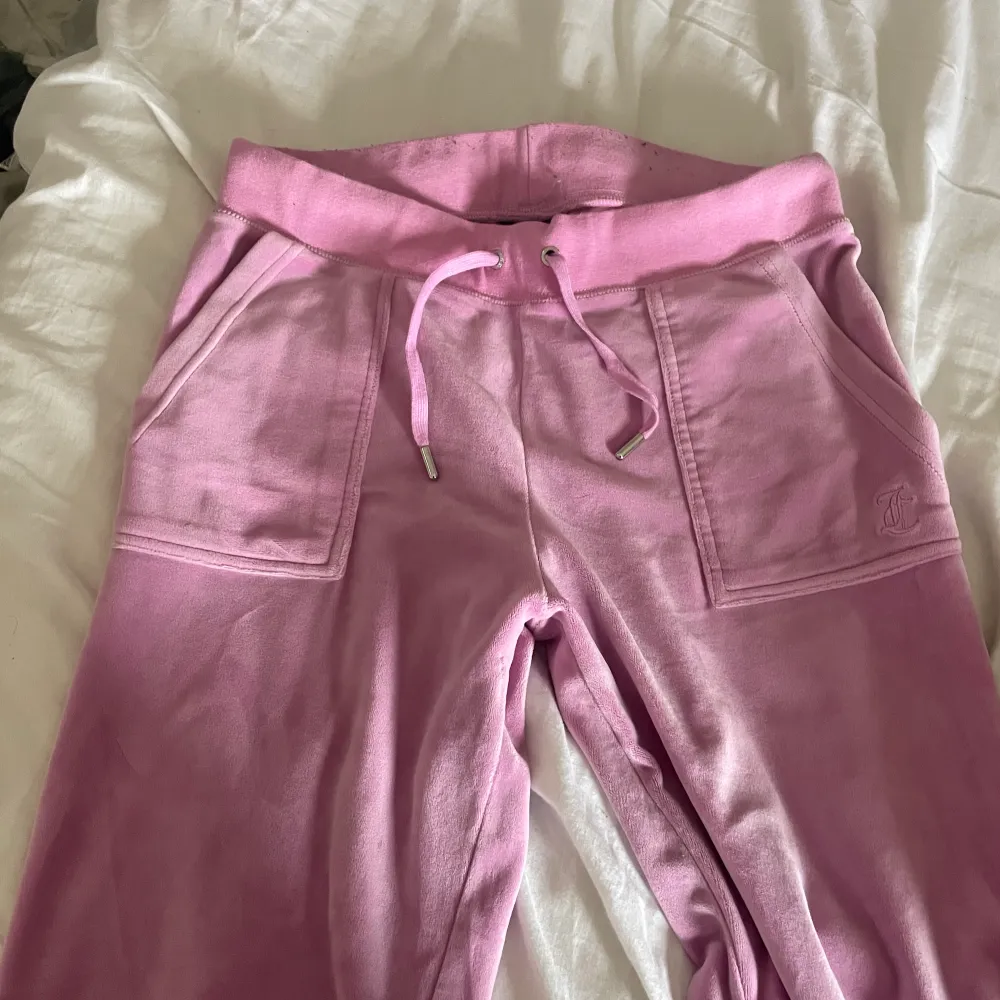 Jätte fina rosa juicy byxor som är i jätte bra skick! 😊 skriv vid intresse😁(priset kan diskuteras). Jeans & Byxor.