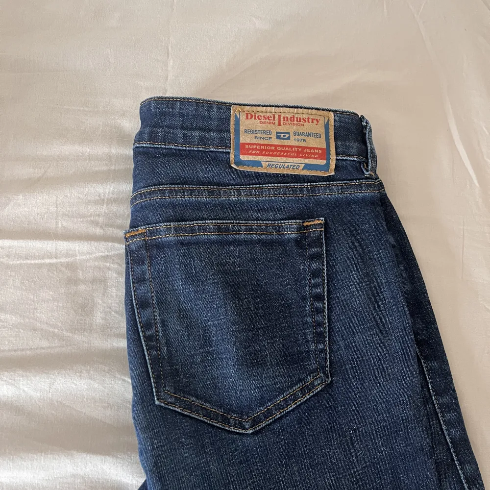 Lågmidjade Diesel jeans bootcut strl 27 längd 30 Säljer pga fel storlek på mig och har därefter ingen bild på tyvärr. Jeans & Byxor.