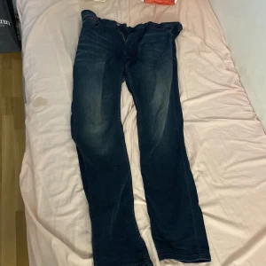Tommy Hilfiger jeans - Säljer ett par Tommy hilfiger jeans. Väldigt bra kvalitet. Det är slim Scanton jeans i storleken 36/34. Säljer för bra pris. Hör av er! De är som nya. 