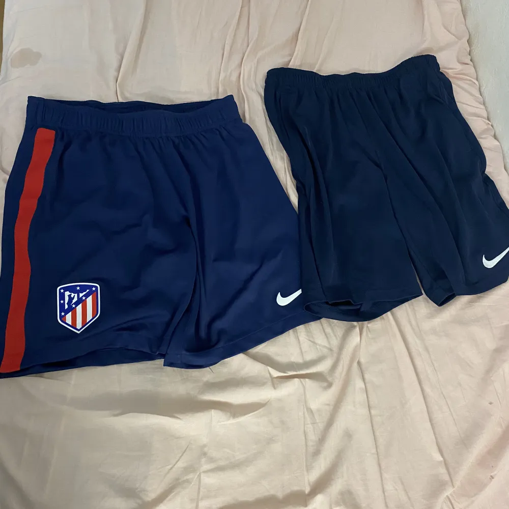 Hej, säljer 2 par shorts. Nike på båda och atletico Madrid på en av de. Kan köpas separat och tillsammans. 100 kr styck för en av de och för båda 200kr. Hör av er! Storlek M på båda. Shorts.