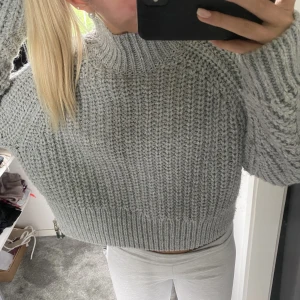 Stickad tröja Hm  - Jätte mysig stickad tröja från Hm knappt använd, jätte fin blå grön grå färg