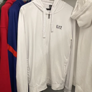Ea7 kofta - Säljer en EA7 kofta. Storelk L men passar M perfekt också. Väldigt bra kvalitet. Storelk L. Säljs väldigt billigt. Hör av er! 