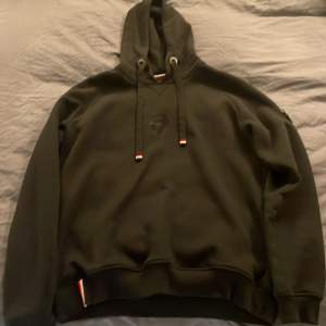 En svart hoodie i storlek L Original pris 1100kr Knappt använd och i bra skick. En liten skråma på knappen som håller lappen på ärmen men det är knappast synligt