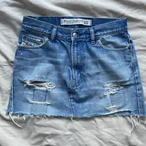Diesel kjol - Vintage jeanskjol från Diesel. Storlek 30 men sitter som storlek s. 