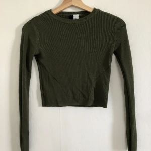 Långärmad tröja  - Grön tight långärmad tröja från HM. Lite croppad.