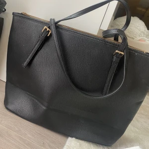 Axelväska - FRI FRAKT!!! Från H&M köpt för kanske 300 men säljer för 50kr. Knappt använd ❤️