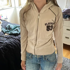 Zip hoodie - Playboy hoodie, står bak på luvan 😻 så cool
