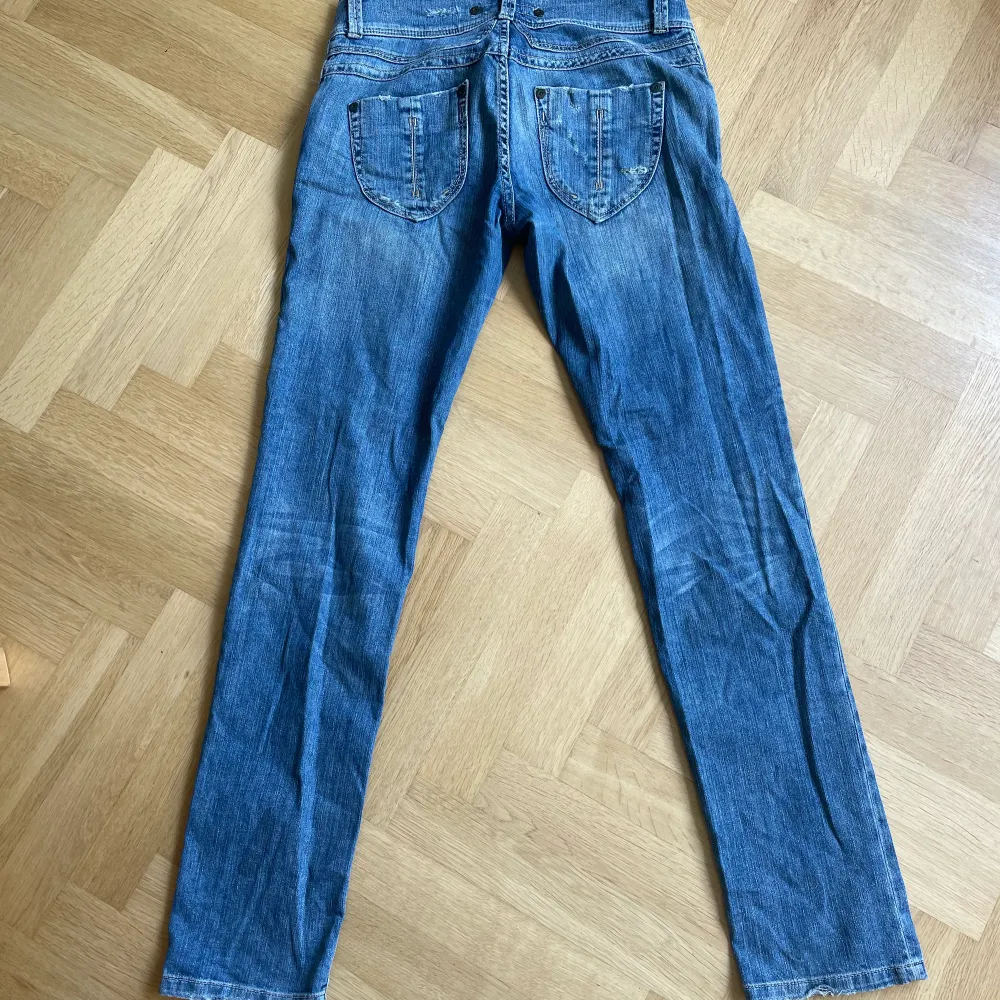 Ett par raka jeans från Lindex i storlek 40. De väldigt snygga vid midjan. De går ner till golvet på mig som är 173. Tryck på köp nu❤️. Jeans & Byxor.