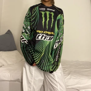 Monster tröja  - Säljer Monster racer tröja som knappt är använd och oversized. Materialet är polyester/syntet. 