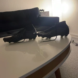 Fotbollsskor Nike svarta -  Säljer Zoom Mercurial Superfly 9 Academy FG/MG fotbollsskor har använt dom 6 gånger dom är riktigt sköna tyvärr är dom för små för mig köpte de för 1100 säljer för 400-300 något där i mellan hör av er om ni vill köpa🤝👍🏼