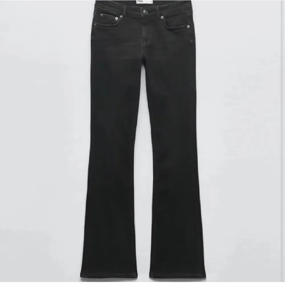 Slutsålda zara bootcut jeans! fint skick! Skriv till mig vid intresse Köparen står för frakt, bara att trycka på köp nu om man vill köpa direkt!. Jeans & Byxor.