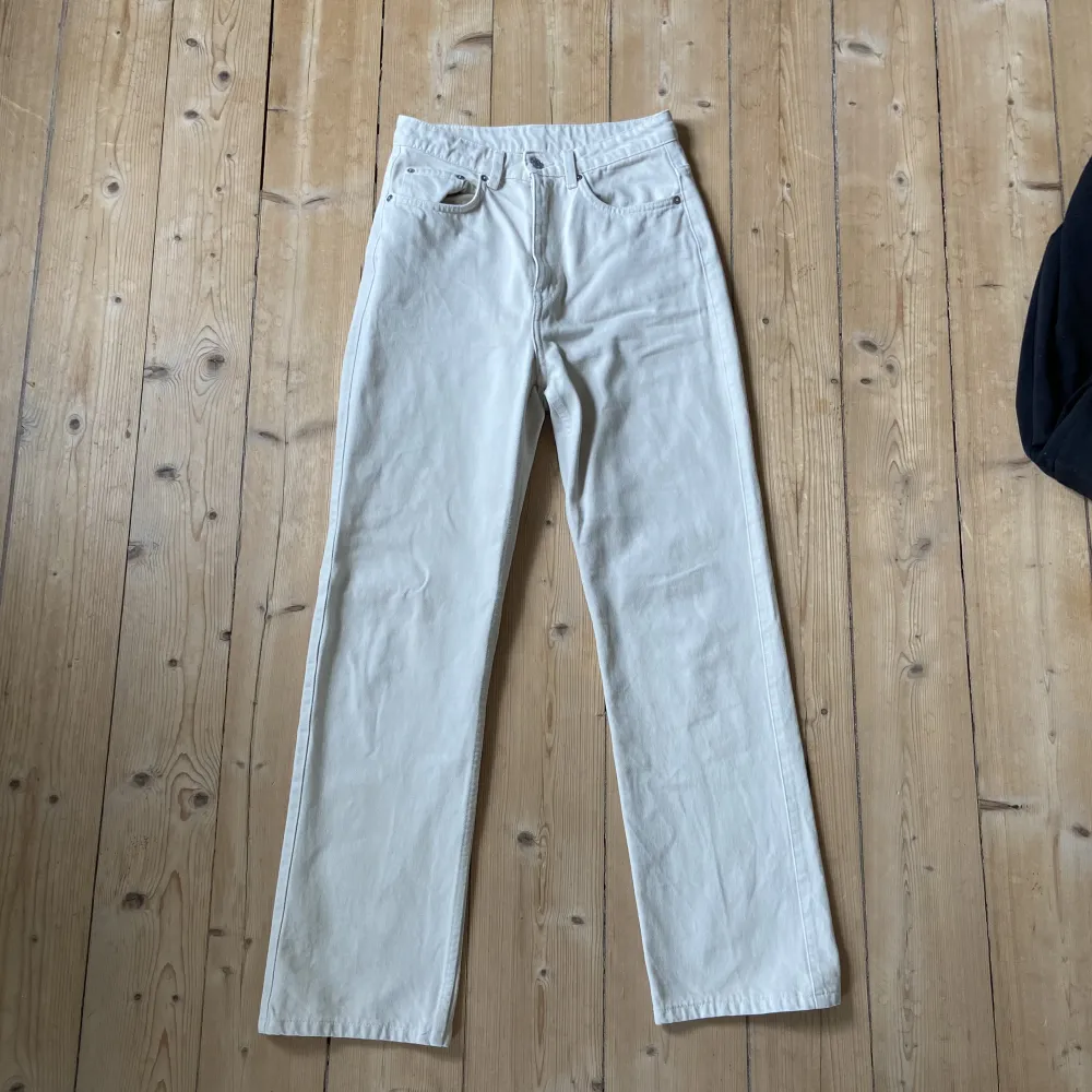 Jeans från weekday, modellen heter rowe extra high straight jeans i färgen ecru. Stl W27 L30, köparen står för frakt🤝🏼. Jeans & Byxor.