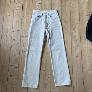 Jeans från weekday, modellen heter rowe extra high straight jeans i färgen ecru. Stl W27 L30, köparen står för frakt🤝🏼