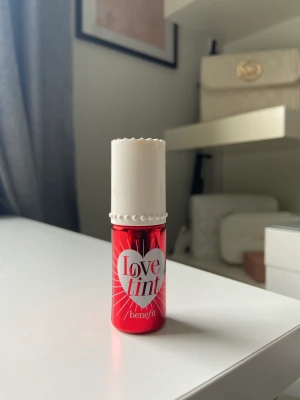 Benefit blush - Hej! Jag säljer denna populära produkten ifrån benefit. Jag har aldrig använt det inte ens testat utan fick den i kulan o sedan har den bara legat. Nypris: 259 kr mitt pris 100 kr😍