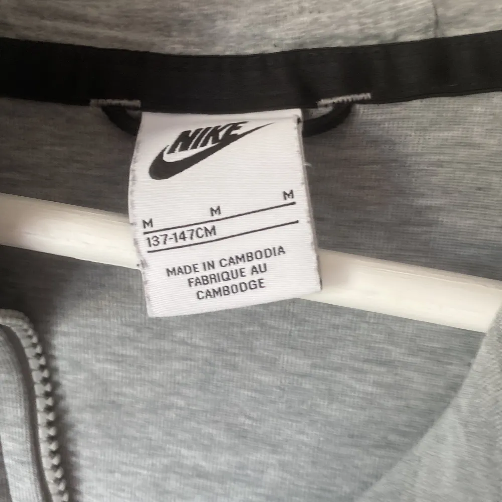 Hej, säljer nu min gråa Nike tech fleece hoodie i stl 137-147 barnstorlek, säljer för att den har blivit för liten på mig, köpt på jd sport,kvitto finns🤙🏼. Tröjor & Koftor.