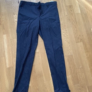 Randiga chinos  - Säljer mina randiga chinos. Dem är aldrig använda i storlek EU 50