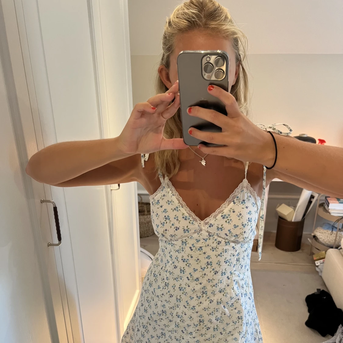 Blommig klänning med spets