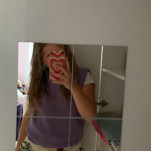 Väst från Arket - En sjukt cool lila stickad väst från Arket som inte kommer användning🌸🌸använd ett fåtal gånger och är i nyskick💓💓