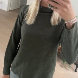 Finstickad grön tröja - Varm och skönt finstickad tröja 