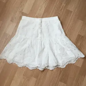 Säljer denna fina vita kjol från Lindex! Aldrig andvänd då den e för liten för mig! 