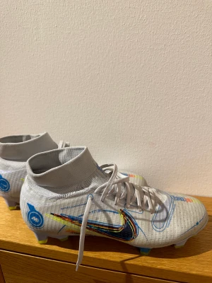Nike fotbollsskor  - Säljer nu mina fotbollsskor pågrund av att jag inte längre kan spela fotboll.  Knappast använda
