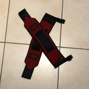 SBD Wrist wraps  - Köptes för nåt år sen men användes bara någon månad. Storlek S. Nypris 450, säljer för 150. Passar till pressövningar såsom bänkpress och militärpress, hjälper handlederna sjukt mycket i stabilitet. Köp sker via ”köp nu” funktionen :)