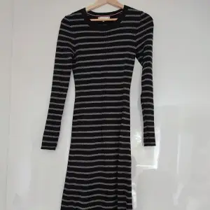 Striped dress from Tommy Hilfiger, worn just two times, it's like new. I'm giving it away cause I have to make space in the garderobe. 
