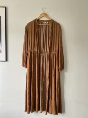 Kimono - Kimono i tunnt material. Köparen står för frakten. 