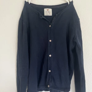 Gammal zara kofta💘 - säljer min zara kofta då den aldrig kommer till användning! använd ca 1-3 ggr💘strl xs/s💘 vid knapparna finns det en suupersöt glitterrand💘pris går att diskuteras