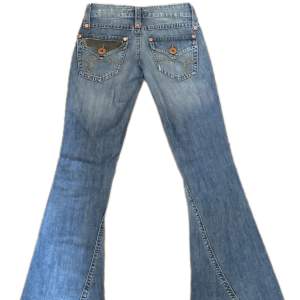 lågmidjade Bootcut vintage jeans från Gina, fickor med knappar på baksidan samt detaljer på framsidan och fickorna. Har sprättat upp tyget längst ner så att de blev längre och bild 2 är hur de passar mig som är ca 164❣️
